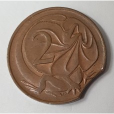 AUSTRALIA 1966 . TWO 2 CENTS COIN . ERROR . CLIPPED PLANCHET